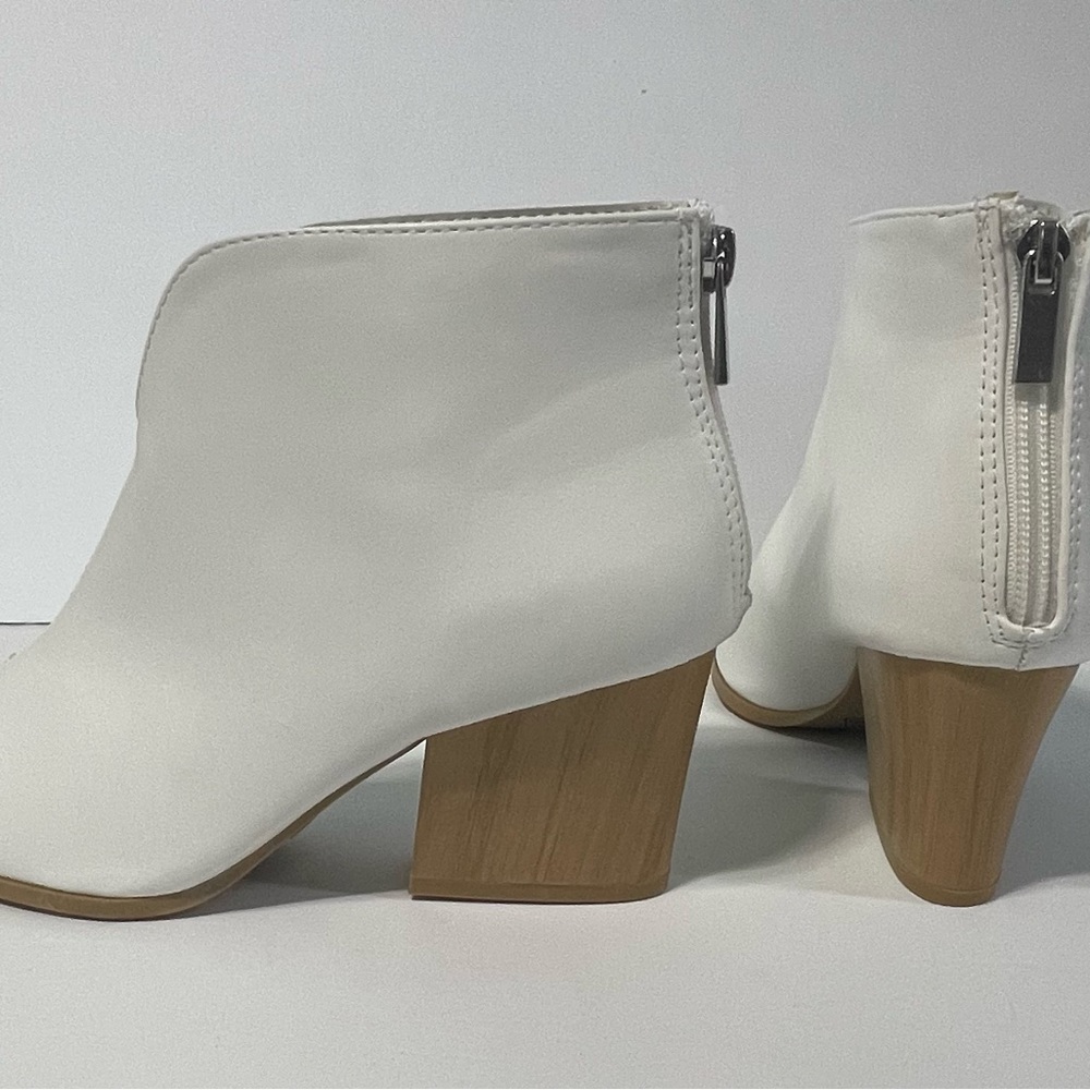 Qupid Bride White Cowboy Ankle Boots Size 6.5 Zip Up Heel